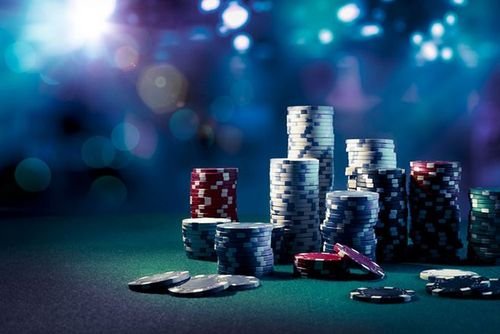 Online Poker Hand Ranks ဇယားနှင့် ကတ်ဂိမ်း Strategy လေ့လာနေသည့် ကစားသမား