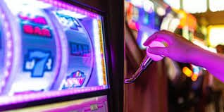 Poker Texas Hold'em ဇယားနှင့် ကတ်ဂိမ်း Strategy ကစားနေသည့် မြင်ကွင်း